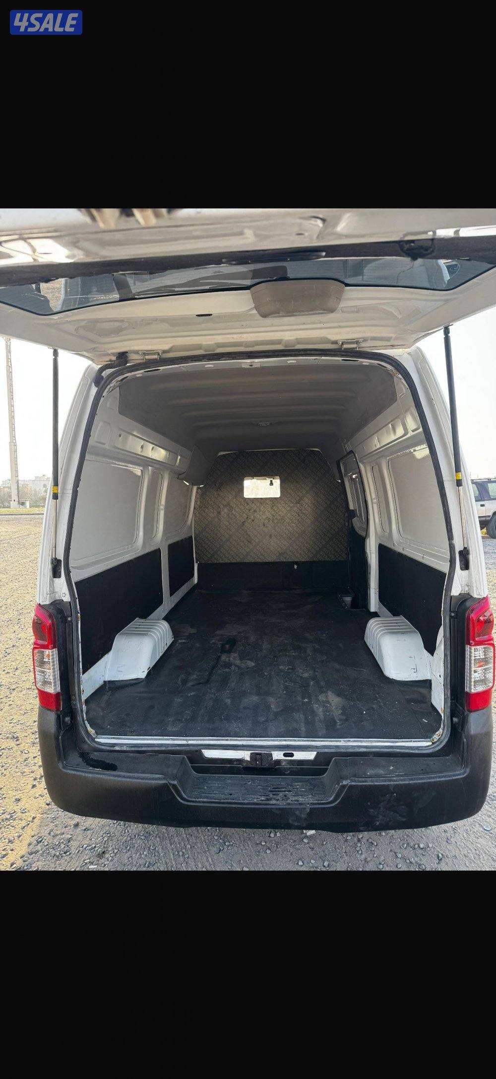 للبيع باص نيسان سقف عالي عداد 1147