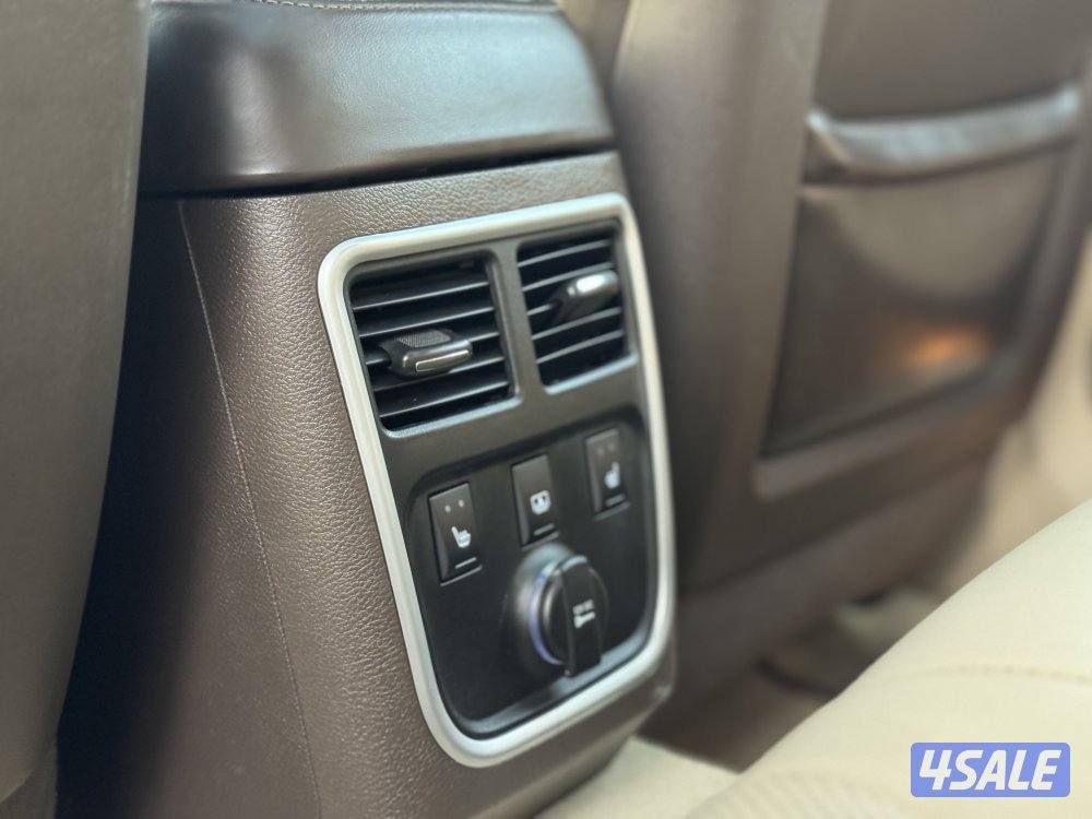 كرايزلر C300 V8 موديل 2014 بحاله نادره جدا9