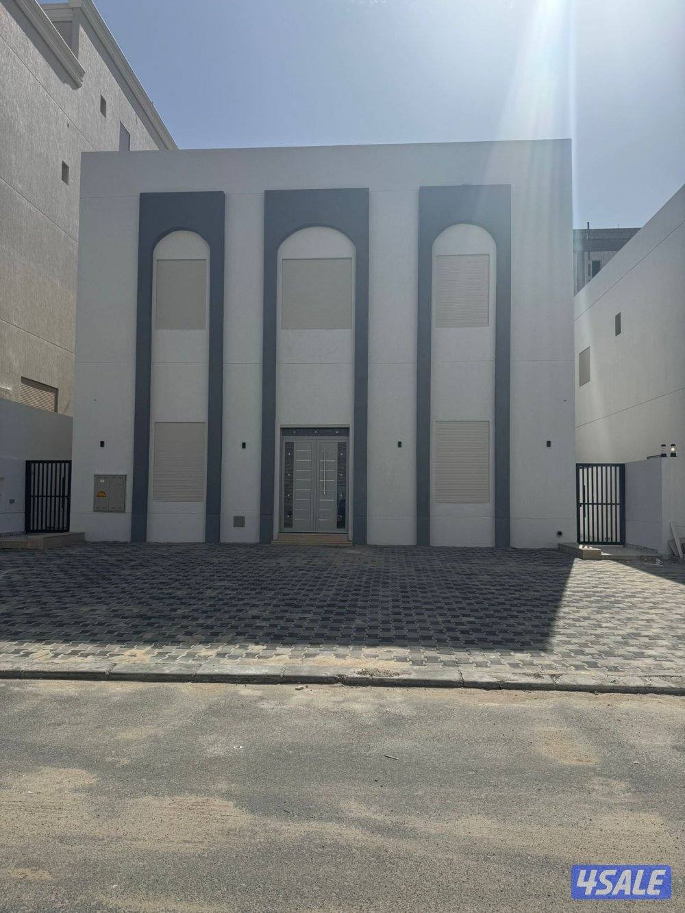 للبيع قسيمه ارضي وشقتين وثيقه حره0