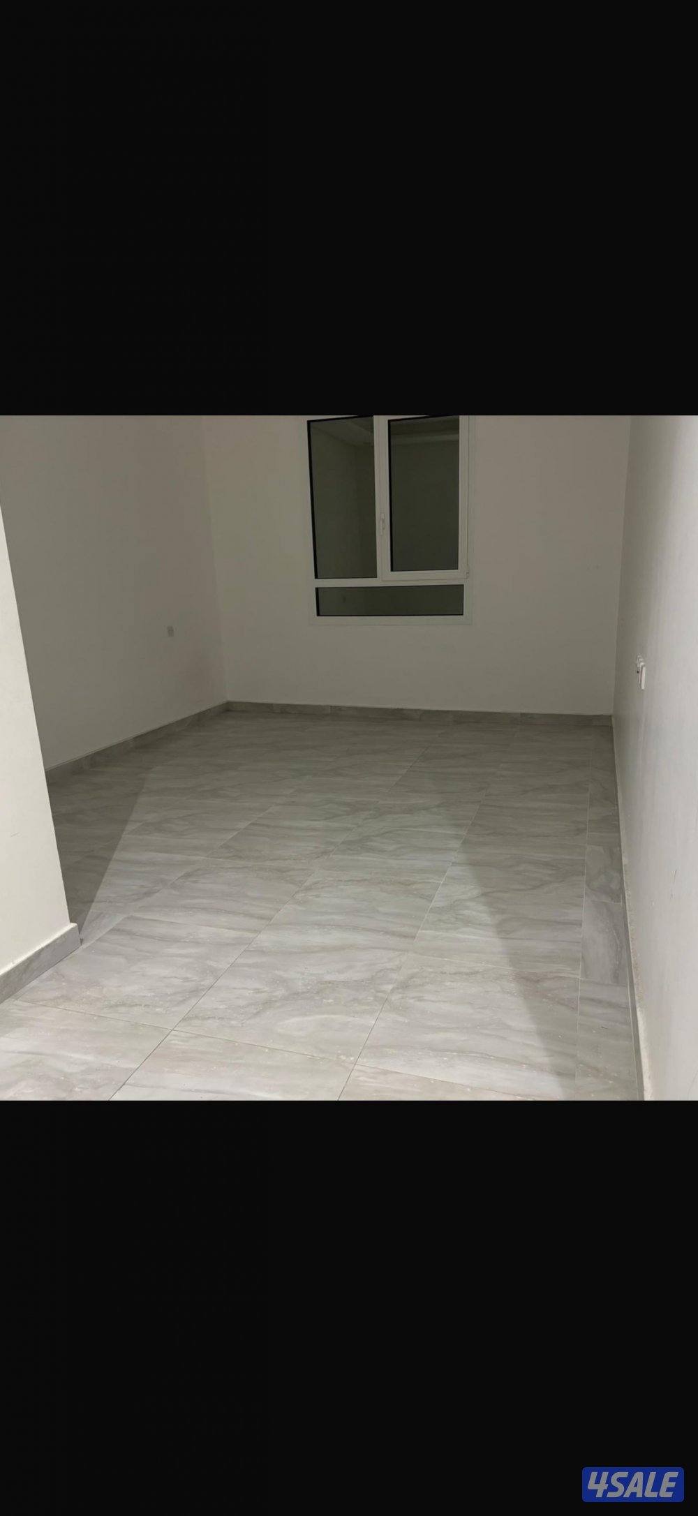 شقه 3 غرف وصاله وغرفة للعامله مع حمامها في الدور الثالث لوحدها0