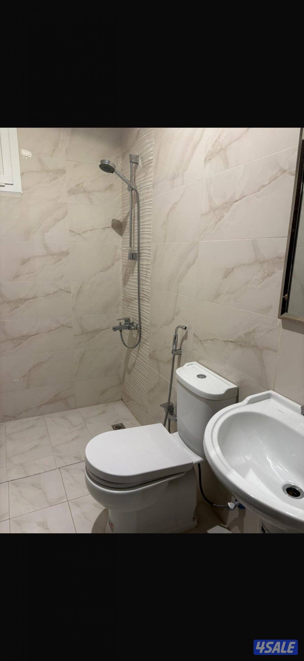 شقه 3 غرف وصاله وغرفة للعامله مع حمامها في الدور الثالث لوحدها2