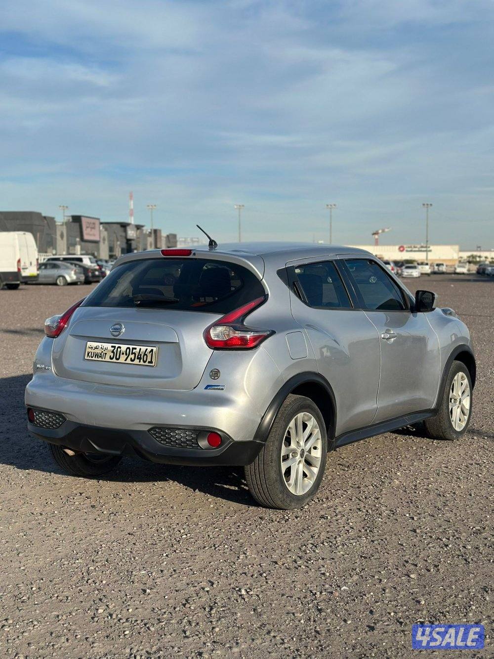 نيسان جوك موديل ٢٠١٥ فضي عداد ٢٩٢ الف بحاله جيده3