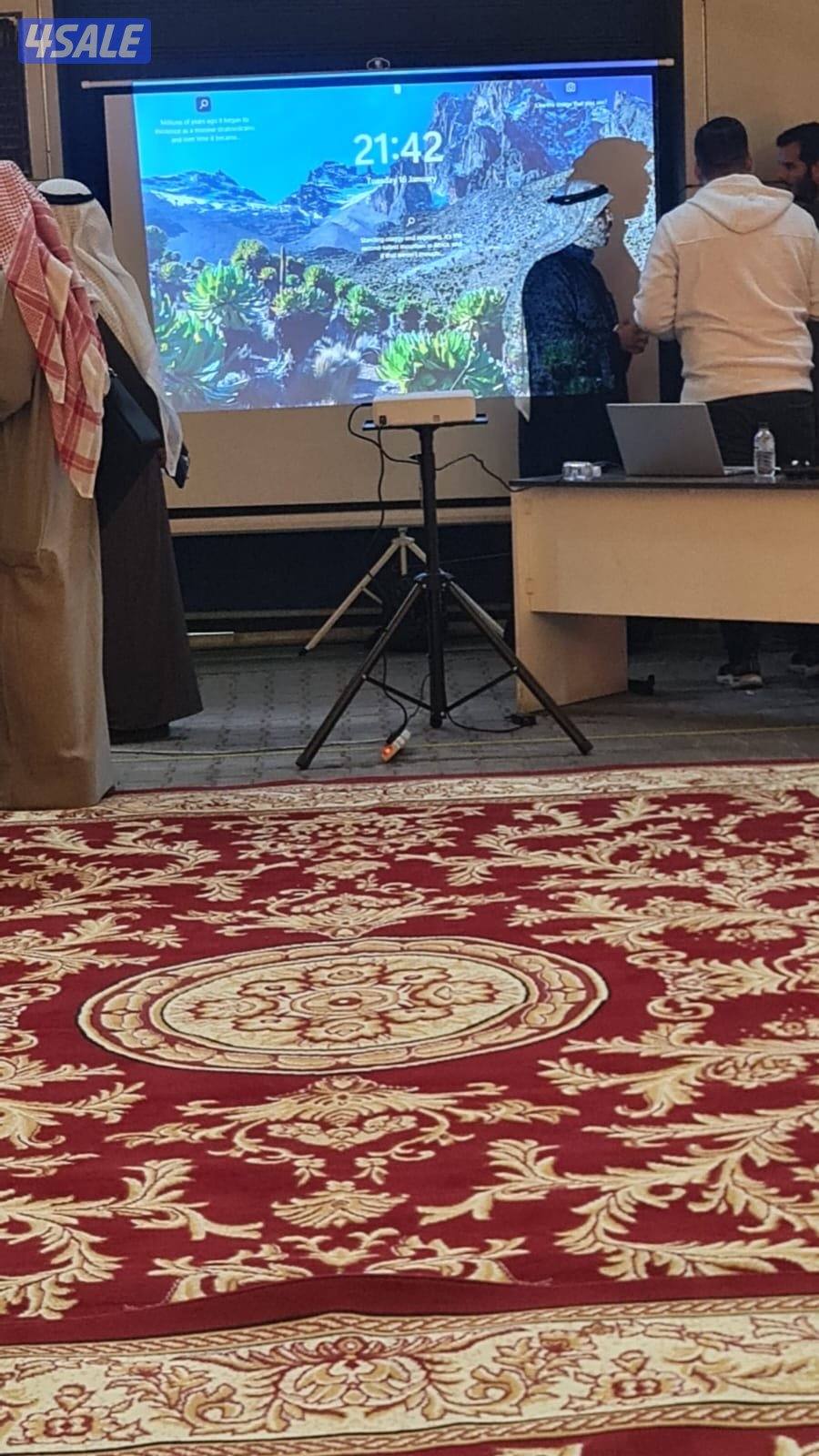 إيجار بروجكتور مع شاشات بروجكتور وقاعده8