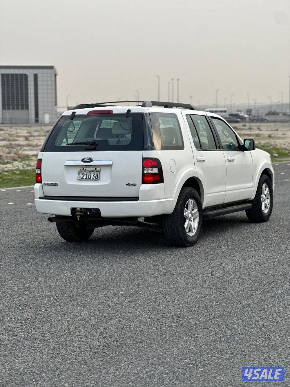 فورد اكسبلورر موديل ٢٠١٠ عداد ٢٩٠ الف لون ابيض بحاله جيده2