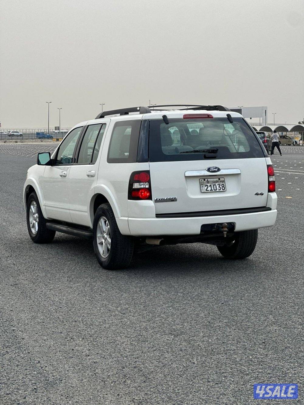 فورد اكسبلورر موديل ٢٠١٠ عداد ٢٩٠ الف لون ابيض بحاله جيده3