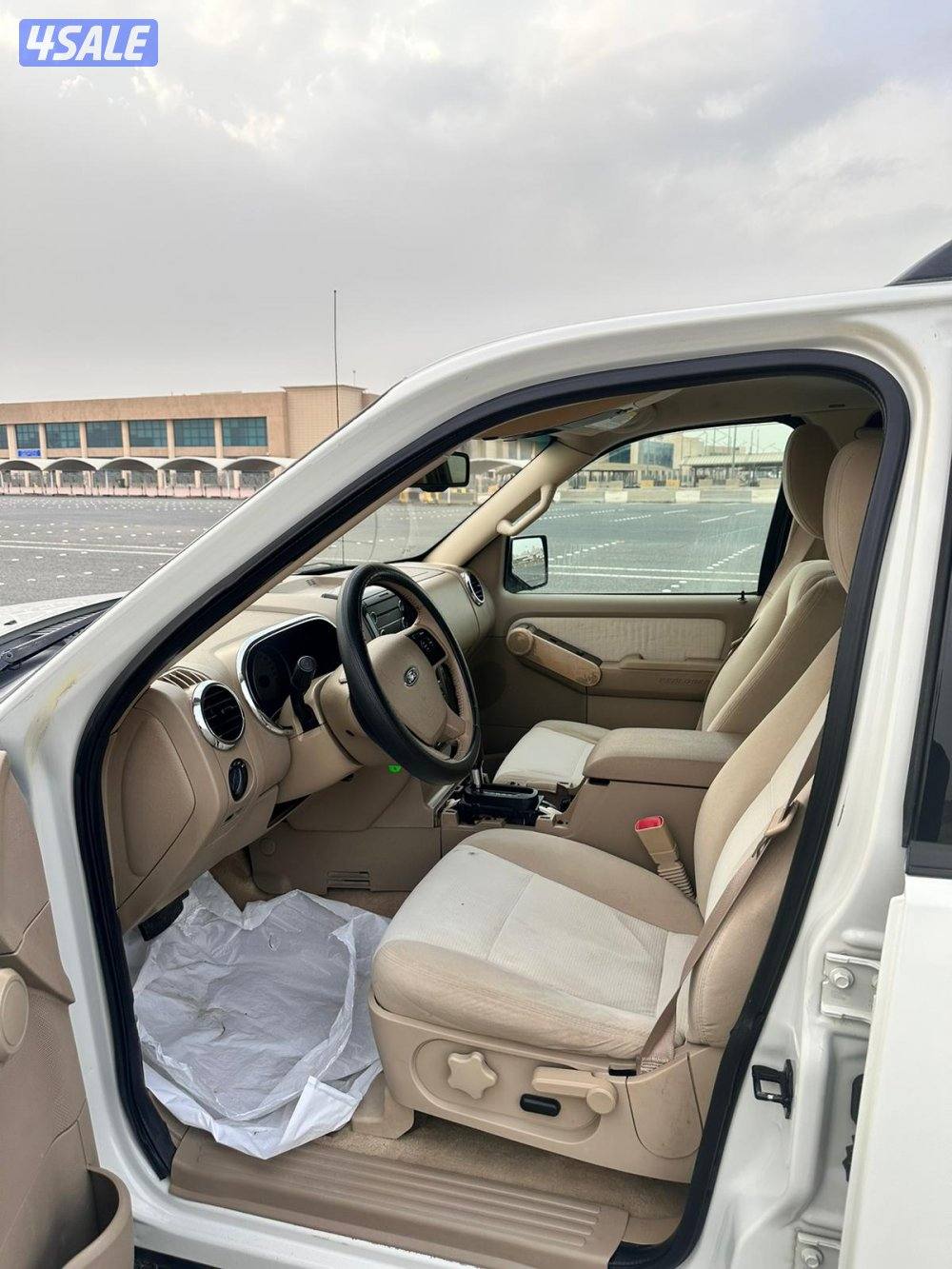 فورد اكسبلورر موديل ٢٠١٠ عداد ٢٩٠ الف لون ابيض بحاله جيده5