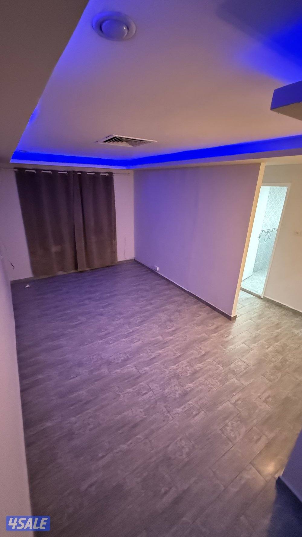 يوجد لدينا شقق الايجار غرفة وصالة ومطبخ وحمام تشطيب جديد خلو وفاضي0