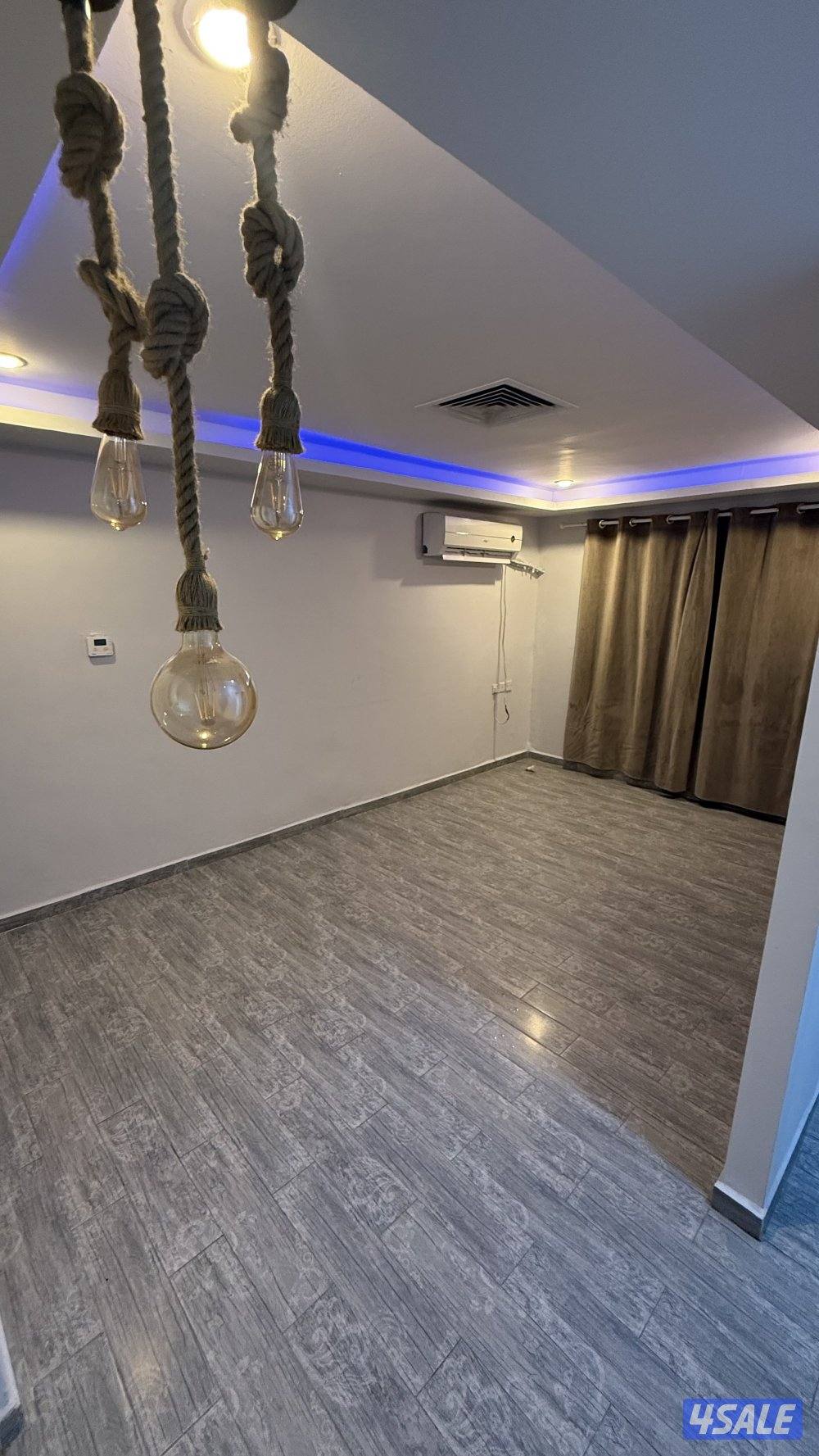 يوجد لدينا شقق الايجار غرفة وصالة ومطبخ وحمام تشطيب جديد خلو وفاضي1