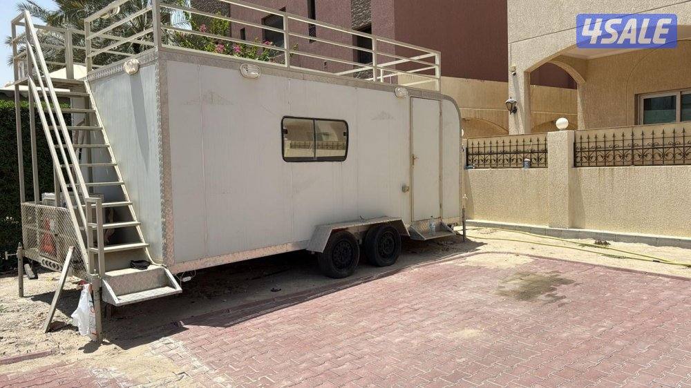 للبيع كرفان فيها مطبخ تحضيري ودورة مياه ومكيف سنة الصنع20231