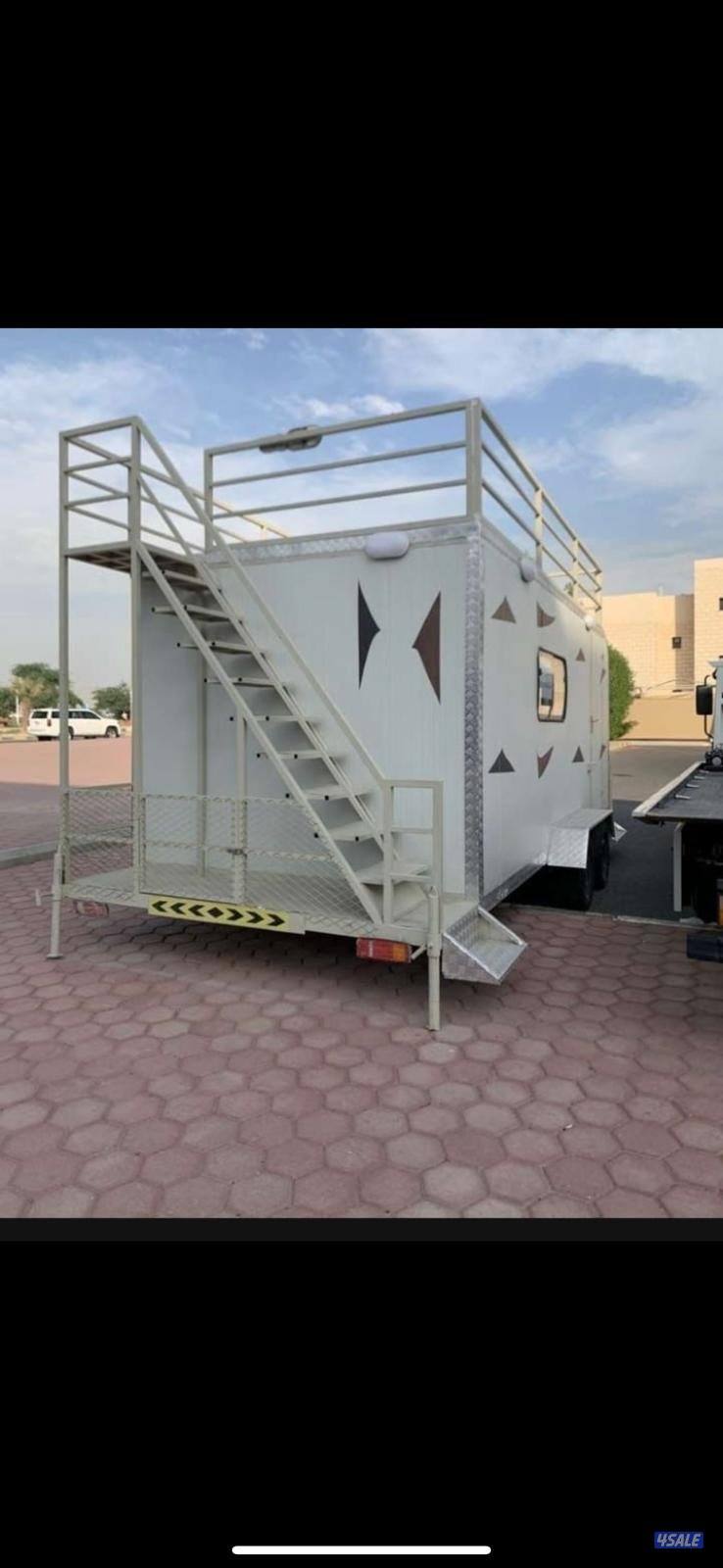 للبيع كرفان فيها مطبخ تحضيري ودورة مياه ومكيف سنة الصنع20230