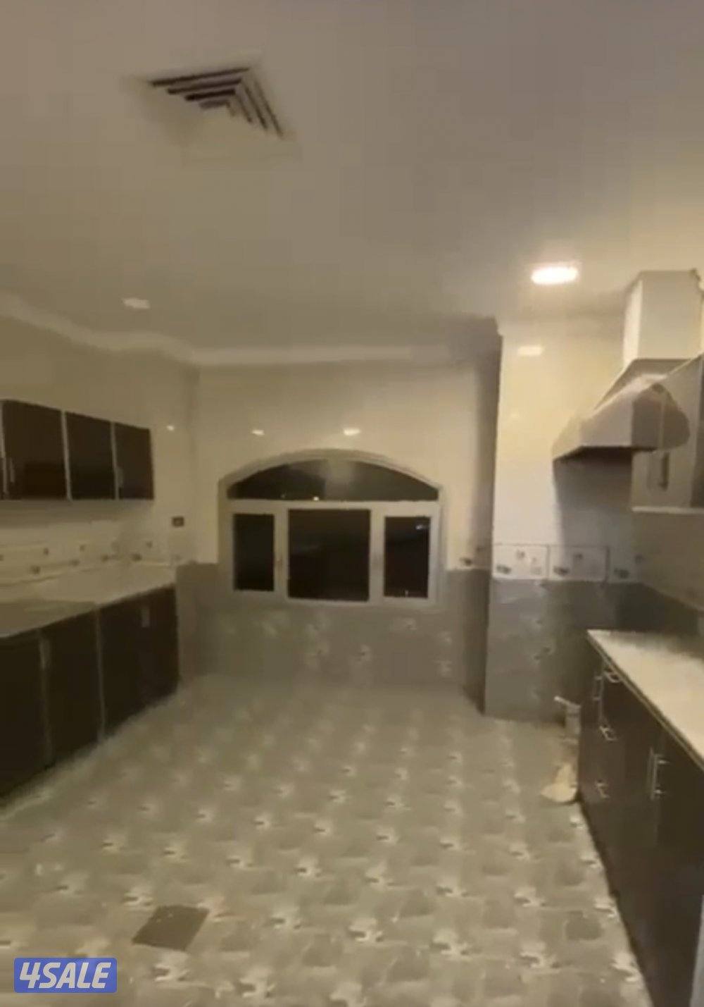 صالة/مطبخ/٤غرف نوم/٣حمامات/غرفة عامل مع حمام/ مصعد خاص/ ٢ موقف سيارة0