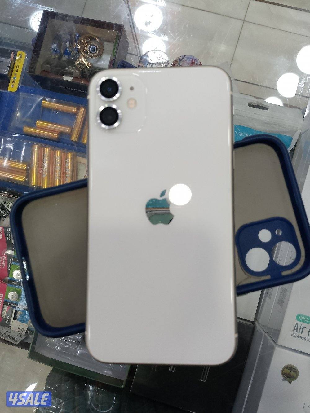 ايفون 11 لون ابيض نظيف جدا مافي خدش او حكة مو مفتوح0