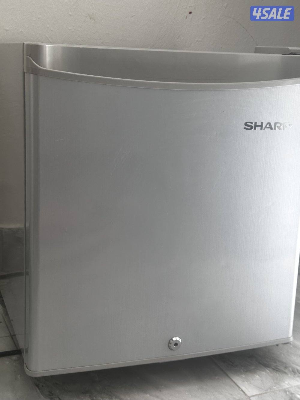 ثلاجه صغيره نضيفه تبريد ممتاز للغرفه او المكتب 20 وقابله للتفاوض0