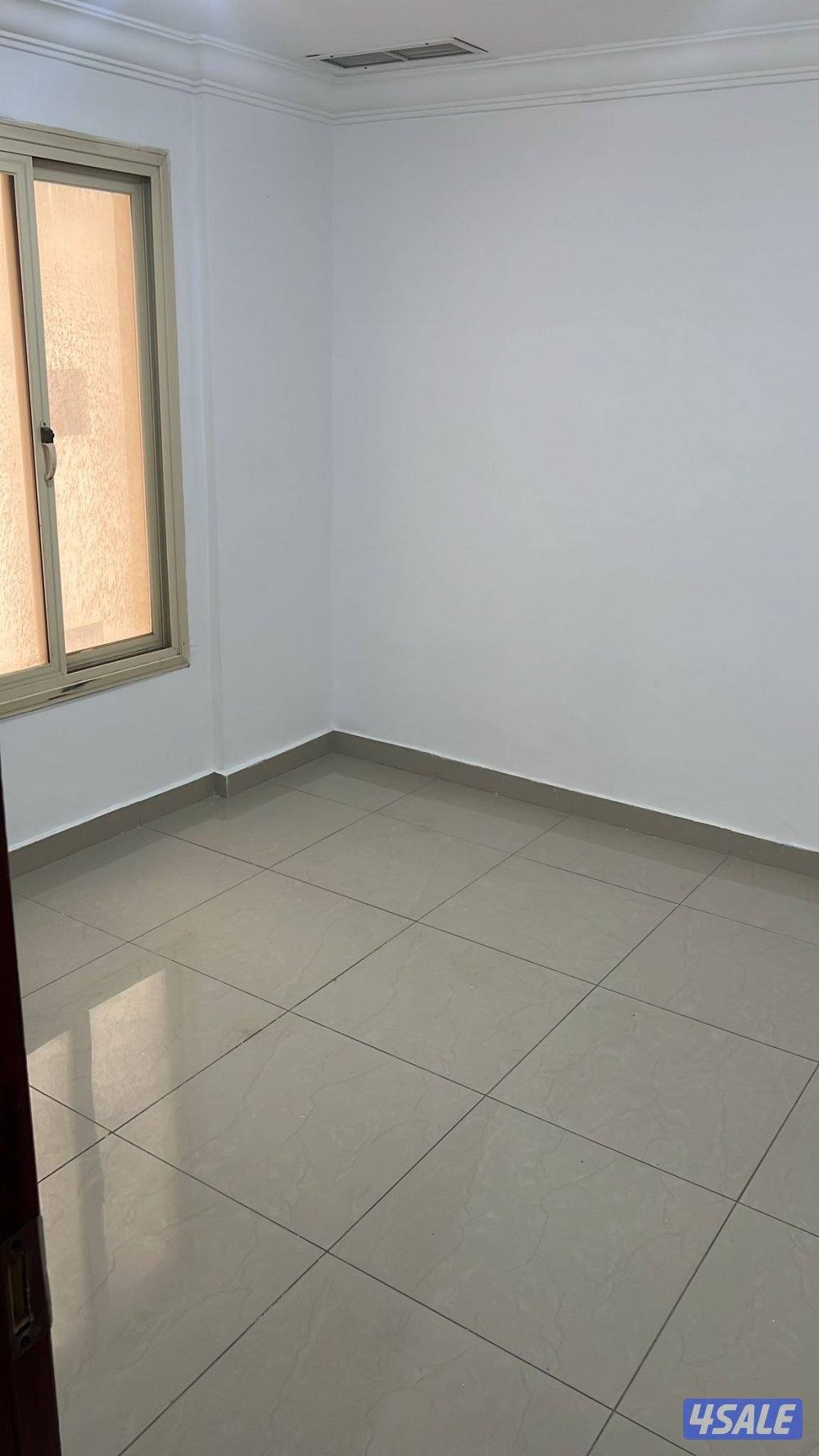 يوجد لدينا شقة للايجار 2غرفه و2حمام ومطبخ وصالة2