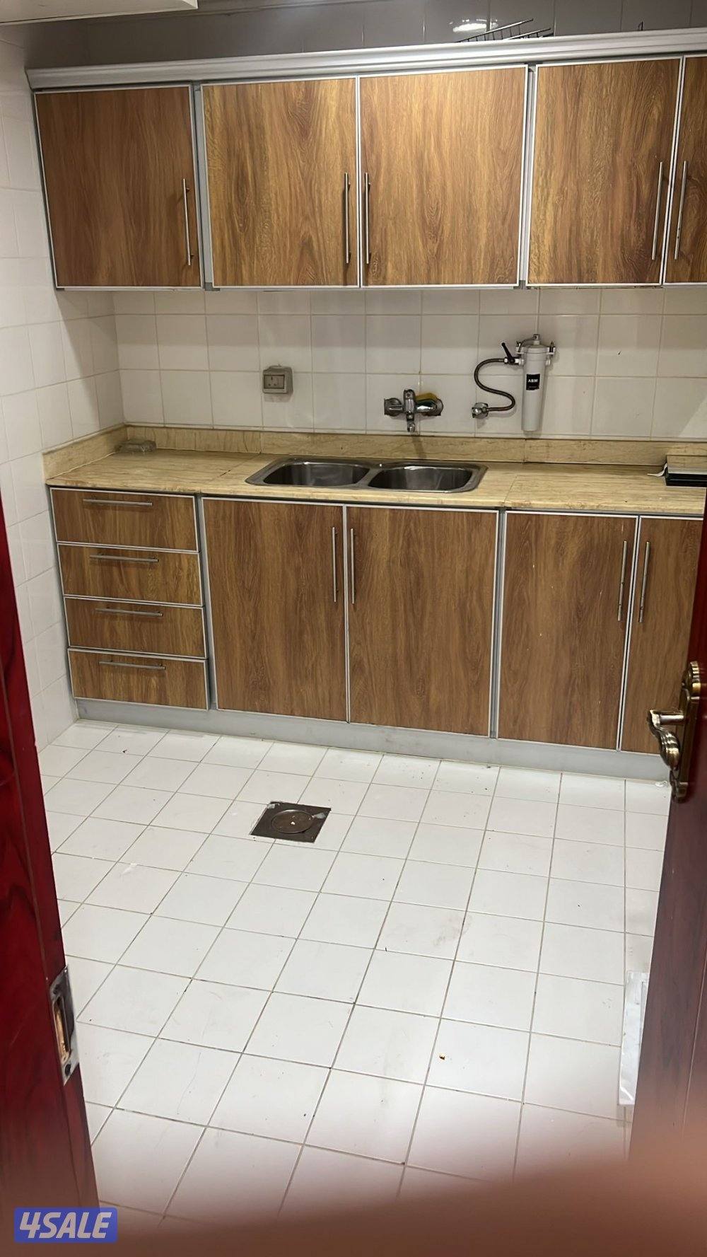 يوجد لدينا شقة للايجار 2غرفه و2حمام ومطبخ وصالة3