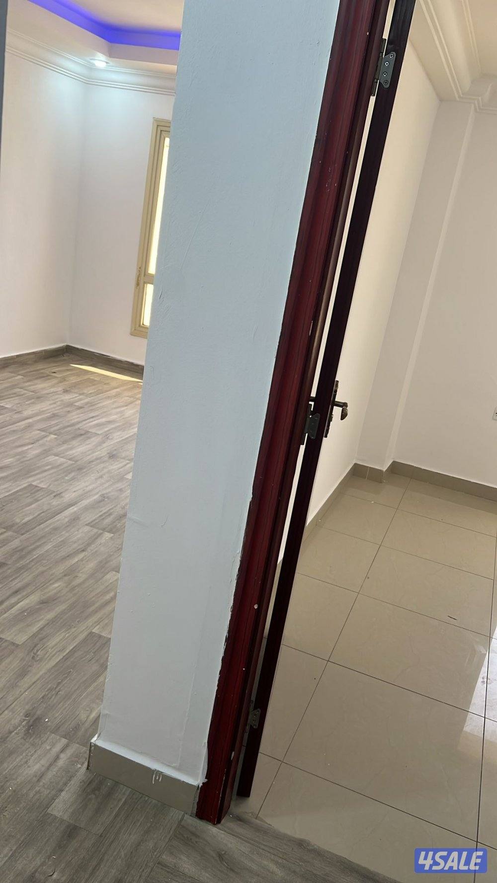 يوجد لدينا شقة للايجار 2غرفه و2حمام ومطبخ وصالة4