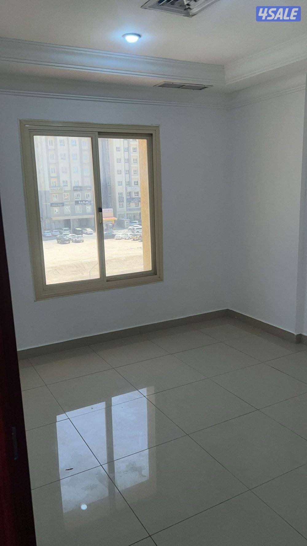 يوجد لدينا شقة للايجار 2غرفه و2حمام ومطبخ وصالة5