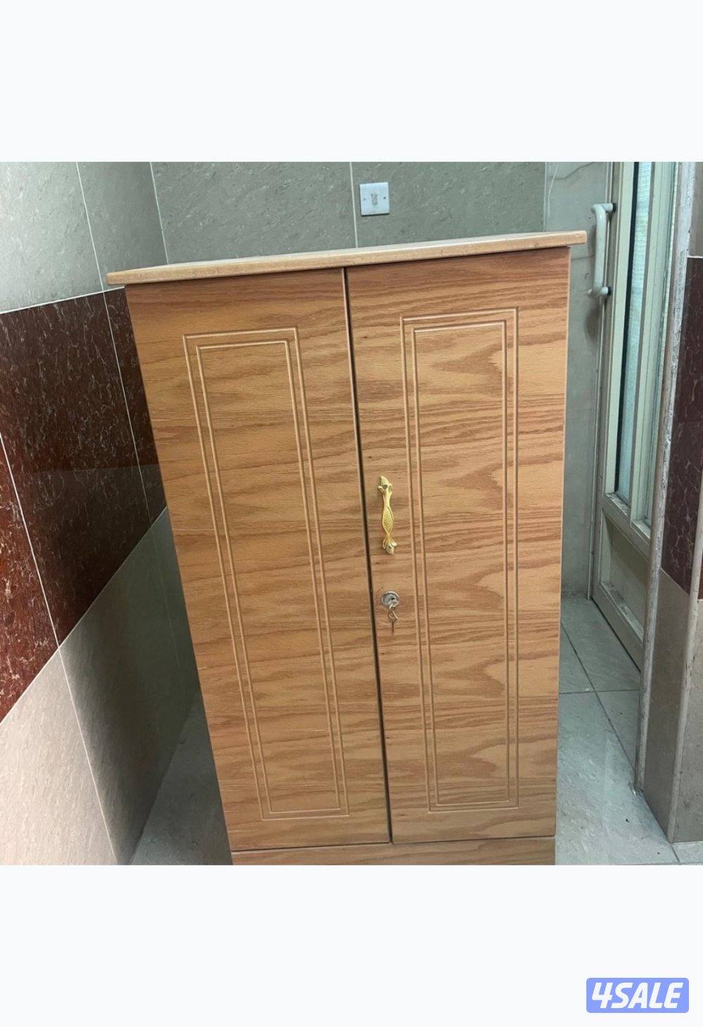 خزانة خشب محلي مع مفتاح حالة ممتازة0