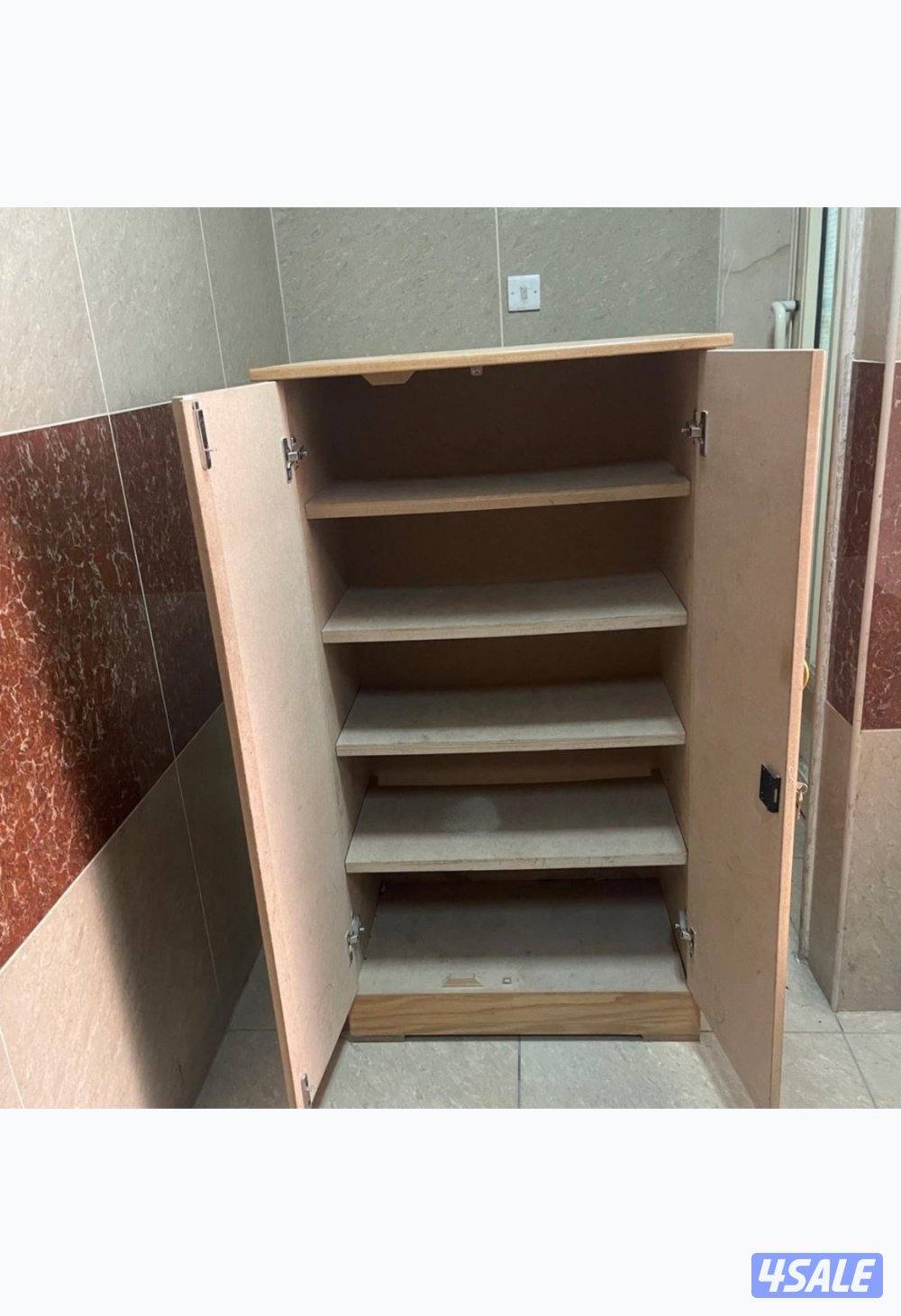 خزانة خشب محلي مع مفتاح حالة ممتازة1