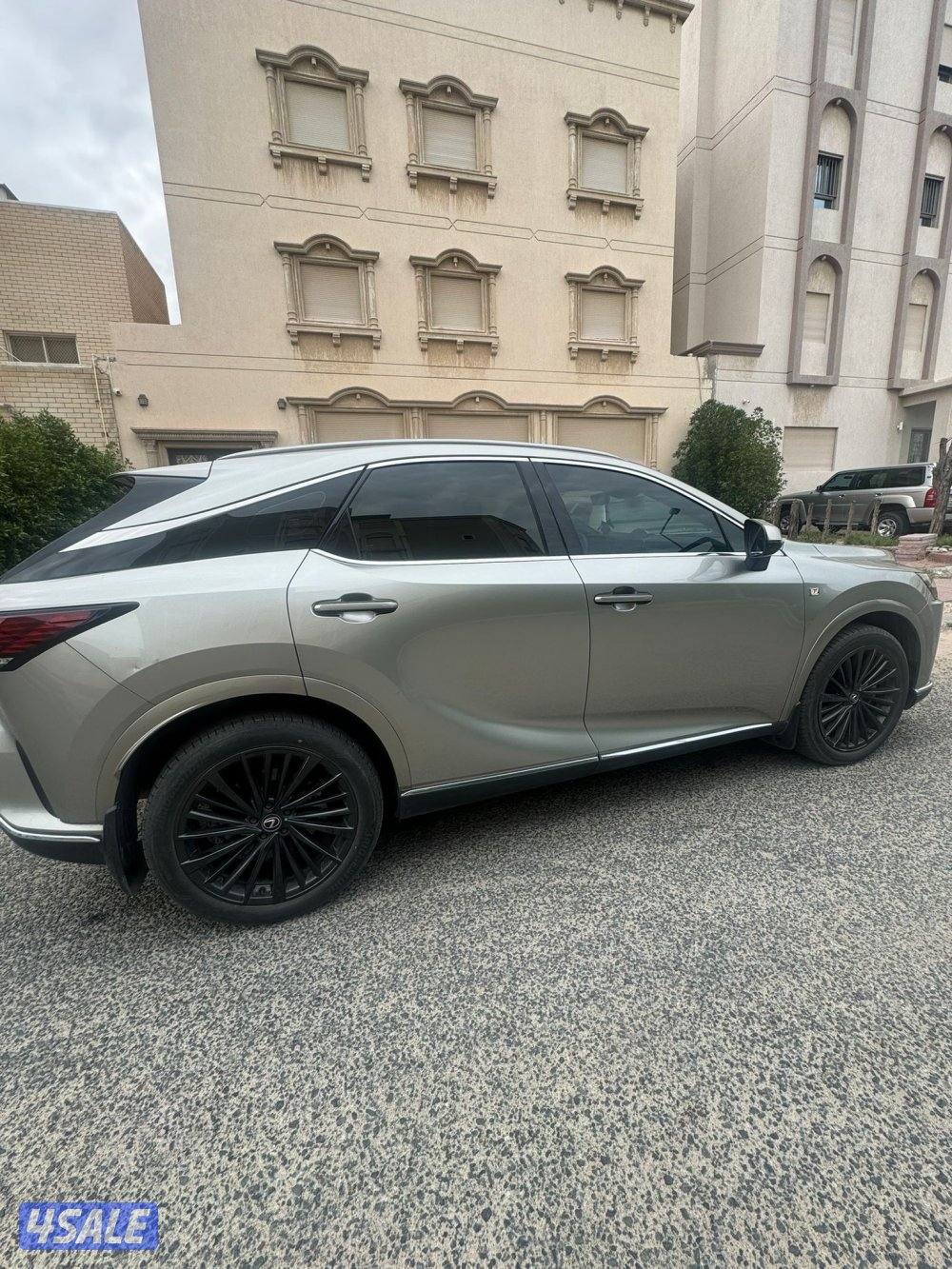 للبيع لكزس RX 350 موديل 2023 ماشي 5800 الف شرط الفحص0