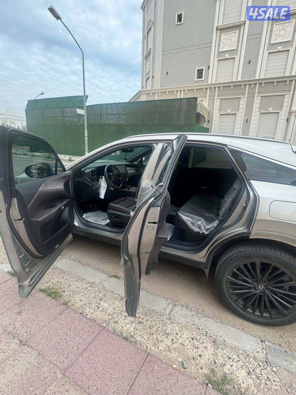 للبيع لكزس RX 350 موديل 2023 ماشي 5800 الف شرط الفحص1