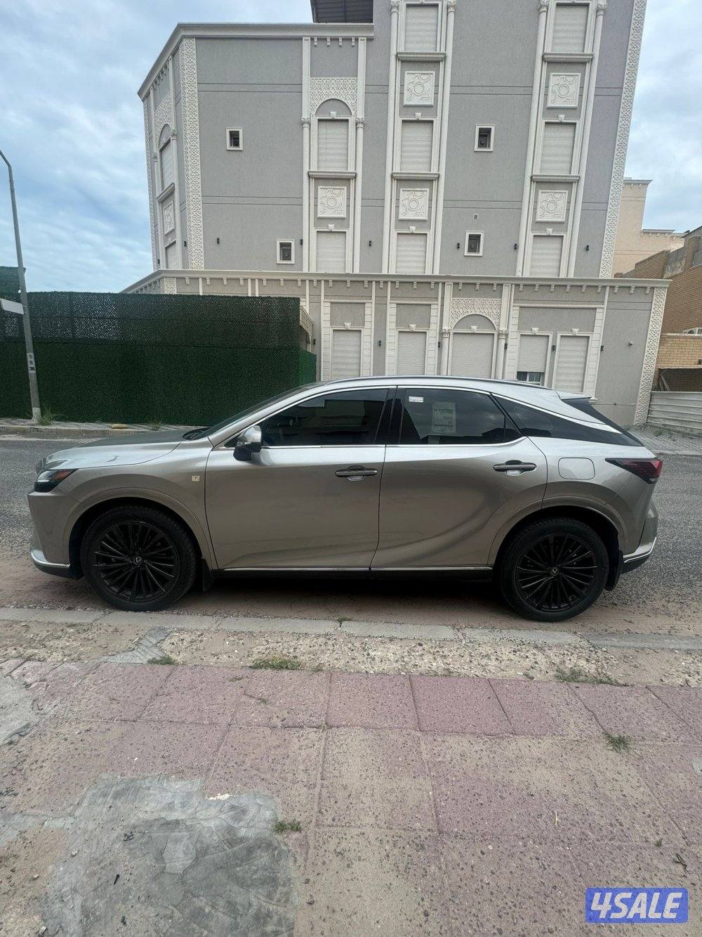 للبيع لكزس RX 350 موديل 2023 ماشي 5800 الف شرط الفحص2