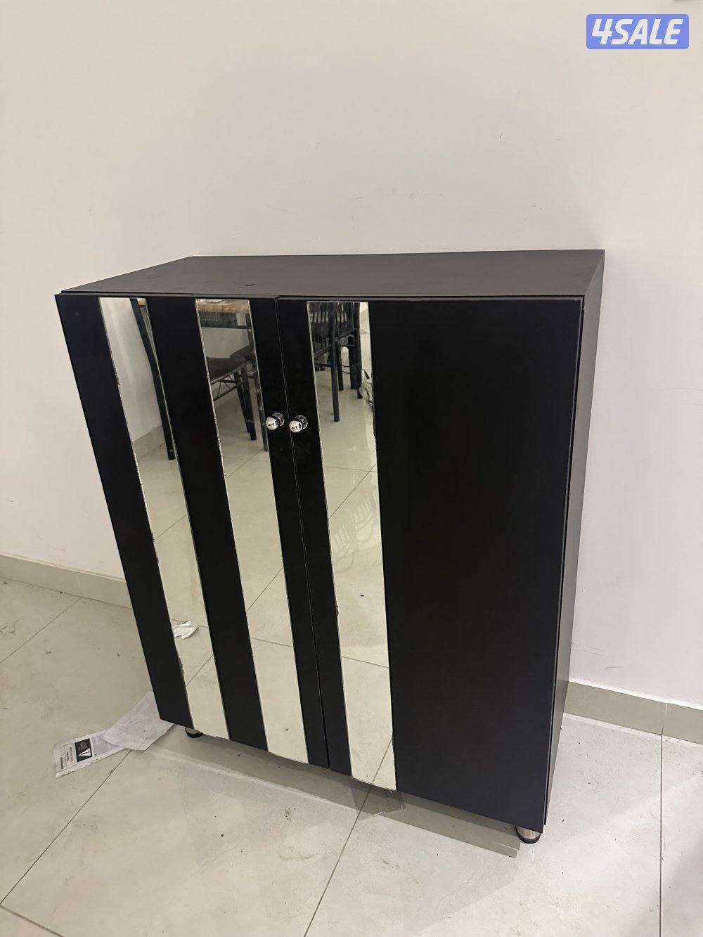 للبيع غرفة نوم وكبت وطاولة طعام نفرين متر ونص2