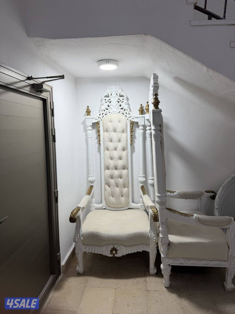 للبيع كرسين فخمه وطاوله   على سوم لاعلى سعر0