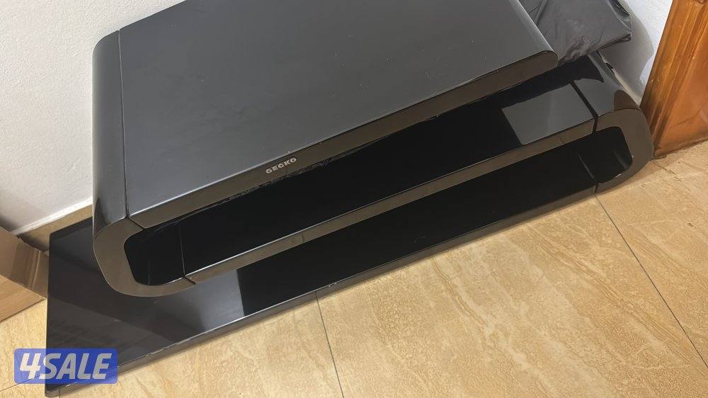 اغراض متفرقة للبيع تكييف ومكتبات تلفزيون وتلفزيون بحالة جيدة جداً0