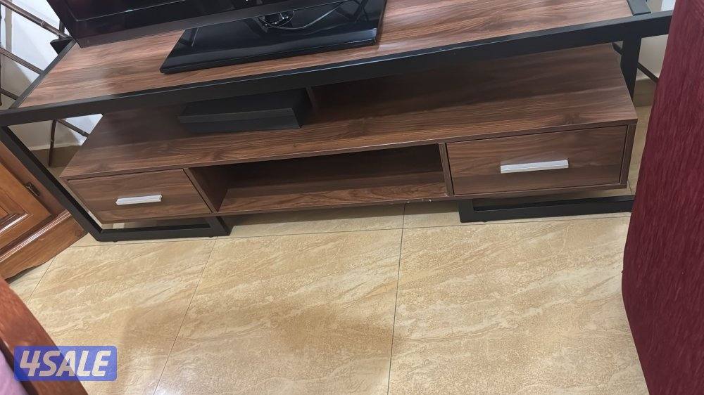 اغراض متفرقة للبيع تكييف ومكتبات تلفزيون وتلفزيون بحالة جيدة جداً8