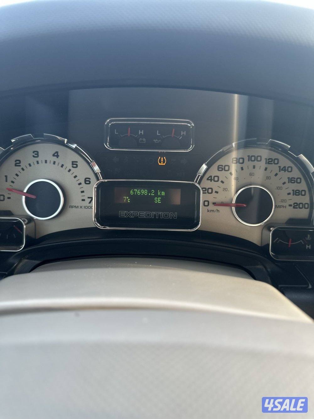 فورد اكسبديشن2012 للبيع حالة نادرة ماشية 67700 قابلة للزيادة بيمة سنة6