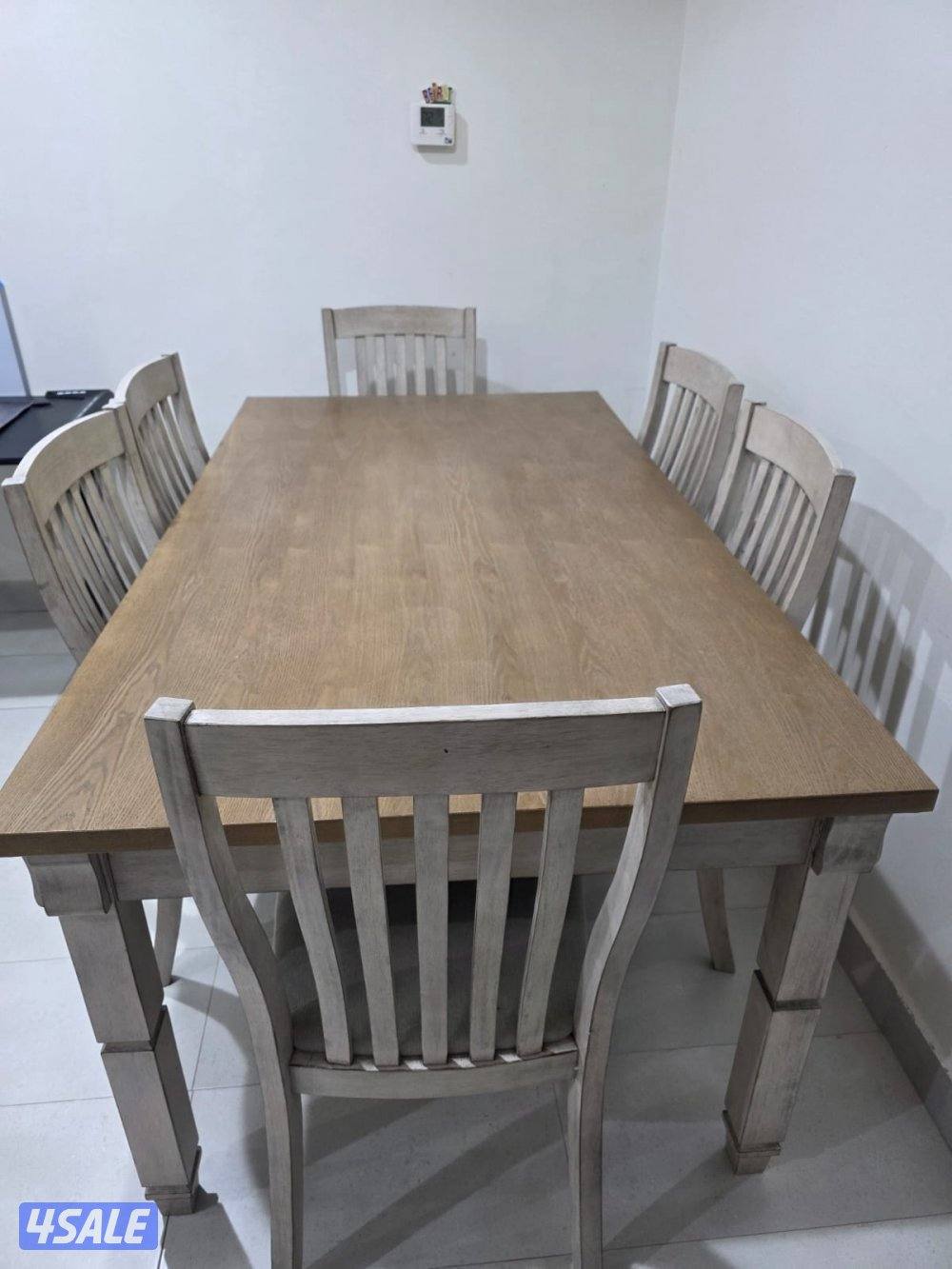 للبيع طاولة سفرة عدد ٦ كراسي استعمال خفيف نظيفة ولا يوجد بها اي عيب0
