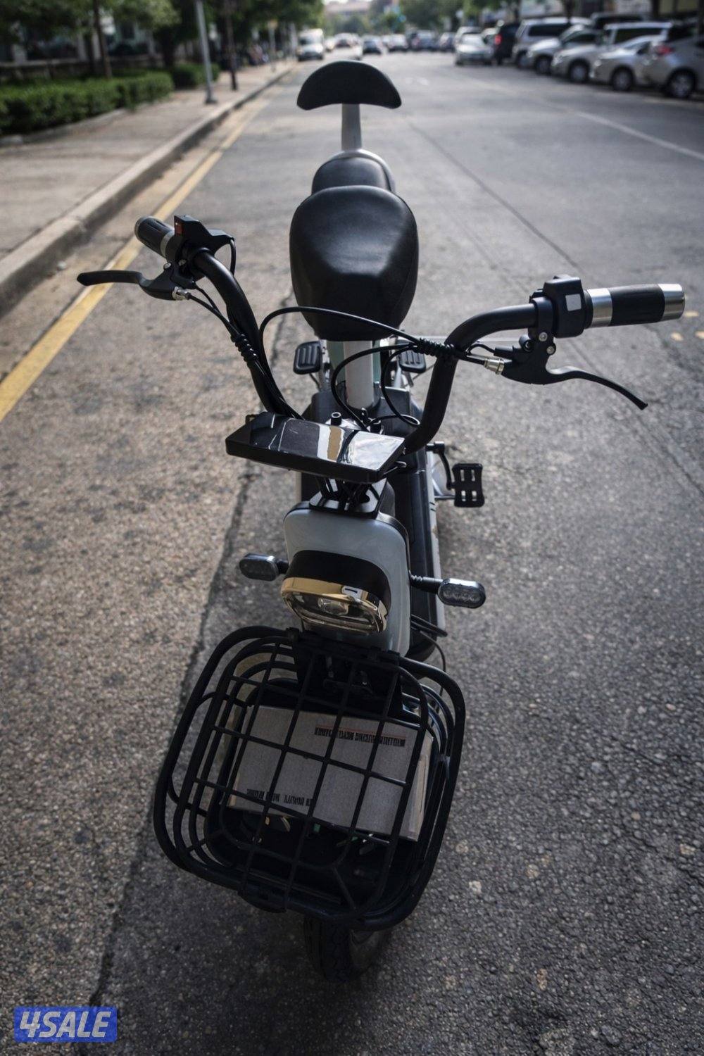 سكوتر بحالة ممتازة كالجديد ، مقعدين0