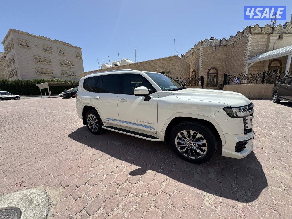 للبيع لاند كروزر GXR AEROS TWIN TURBO اللون ابيض ماشي 23 الف0