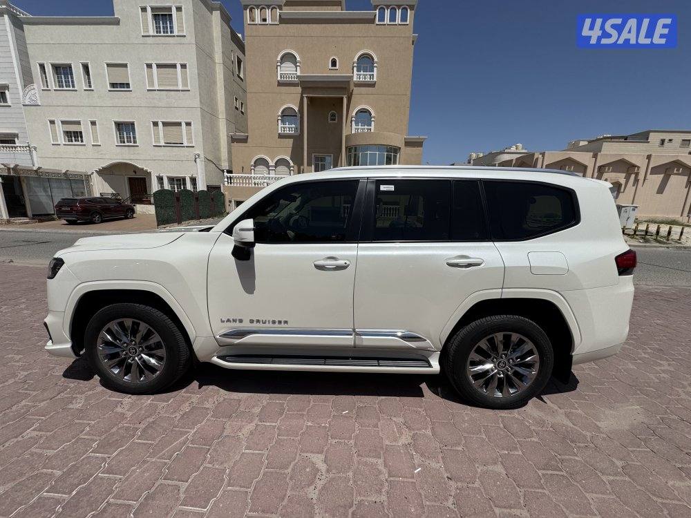 للبيع لاند كروزر GXR AEROS TWIN TURBO اللون ابيض ماشي 23 الف3