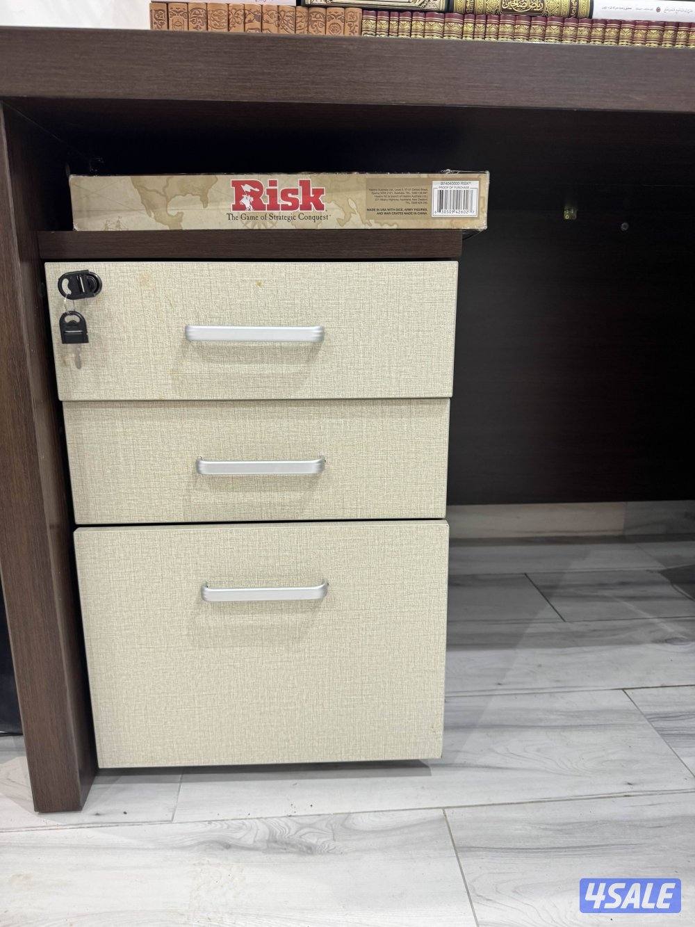 طاولة مكتبية متعددة الاستخدامان1