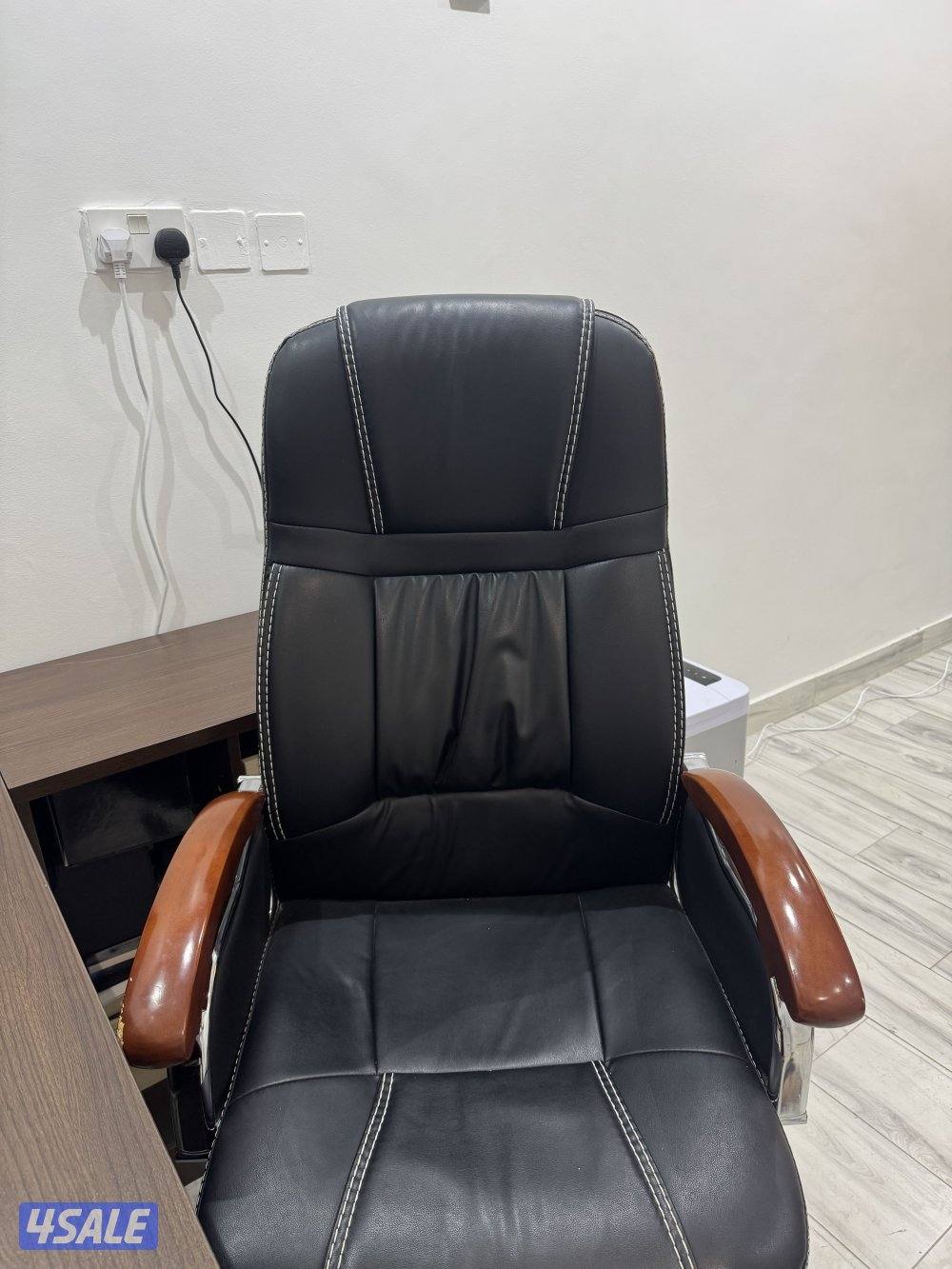 طاولة مكتبية متعددة الاستخدامان2