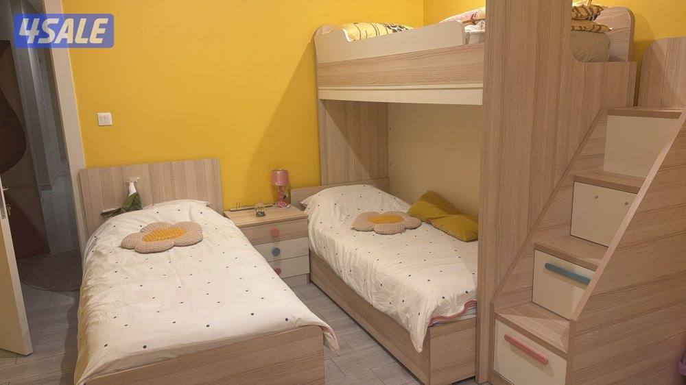 للبيع غرفة نوم شبه جديده كبتين زاويه و كبت صغير و سرير طابقين و سرير0