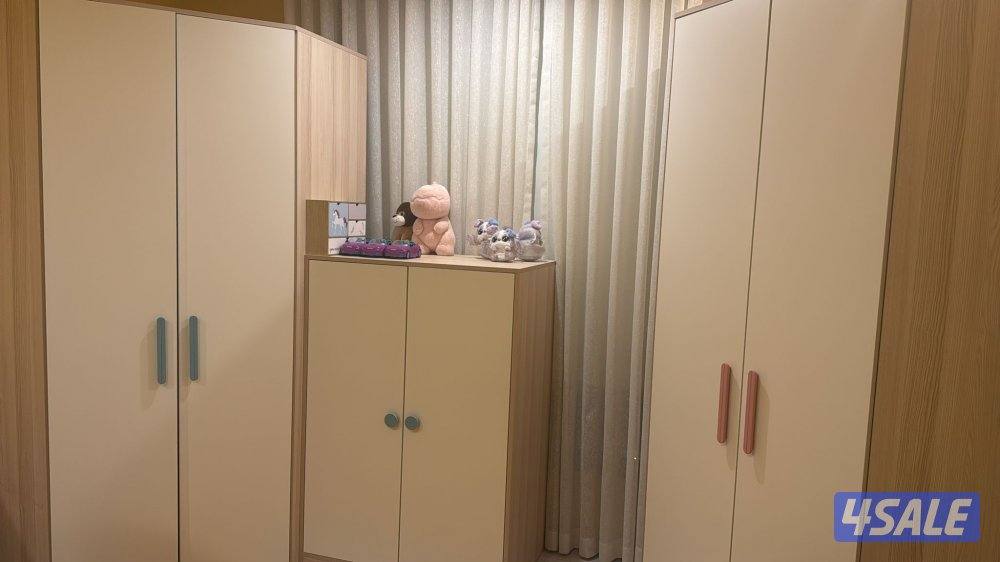 للبيع غرفة نوم شبه جديده كبتين زاويه و كبت صغير و سرير طابقين و سرير1