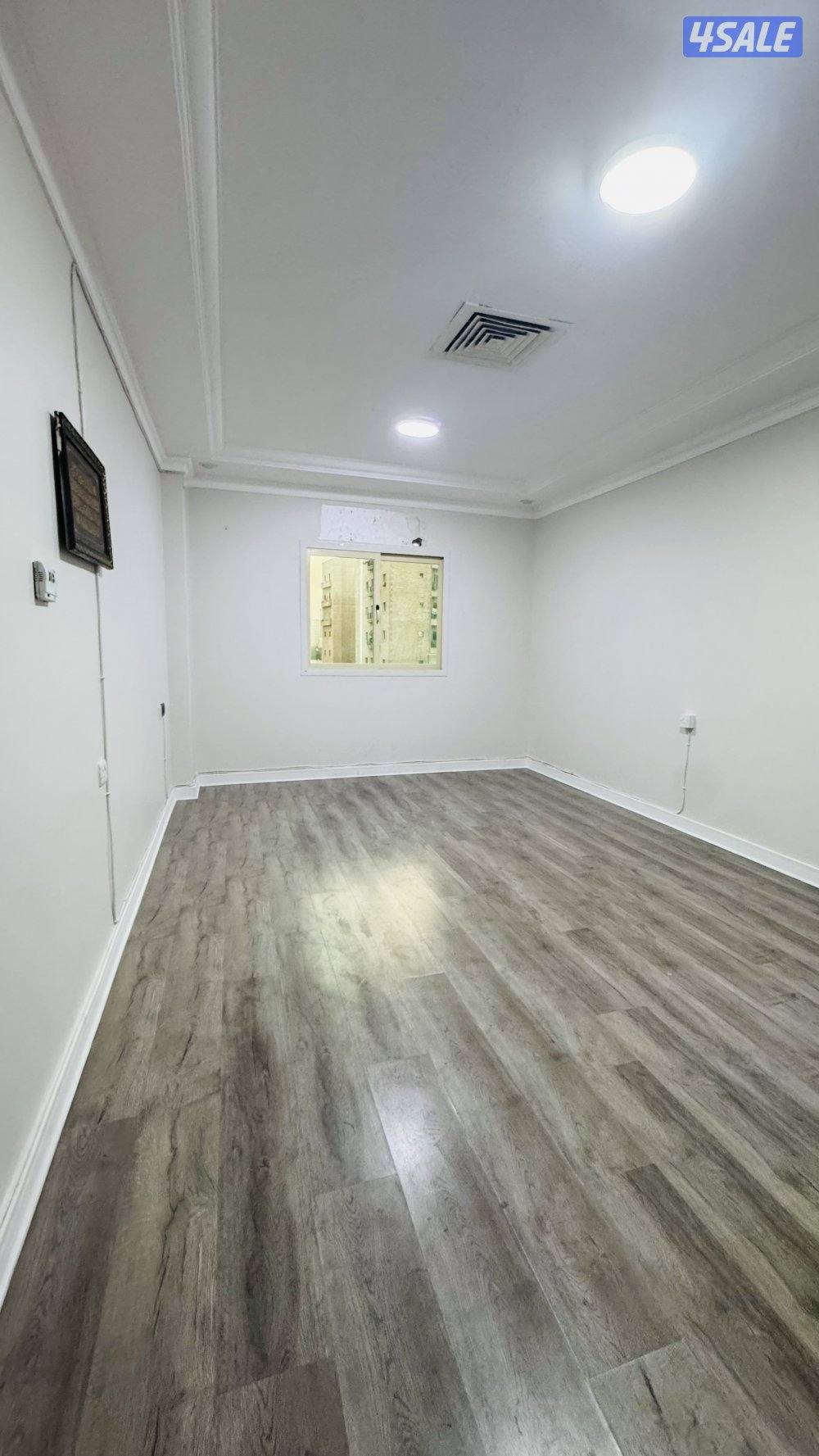 شقه في حولي غرفة وصالة وحمام ومطبخ مساحات كبيرة0