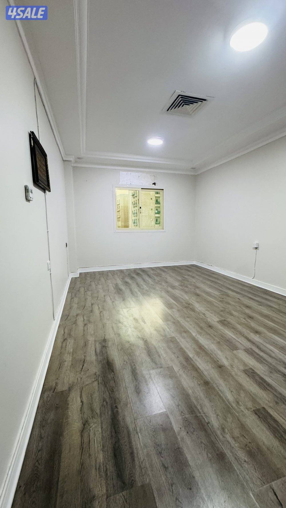 شقه في حولي غرفة وصالة وحمام ومطبخ مساحات كبيرة1