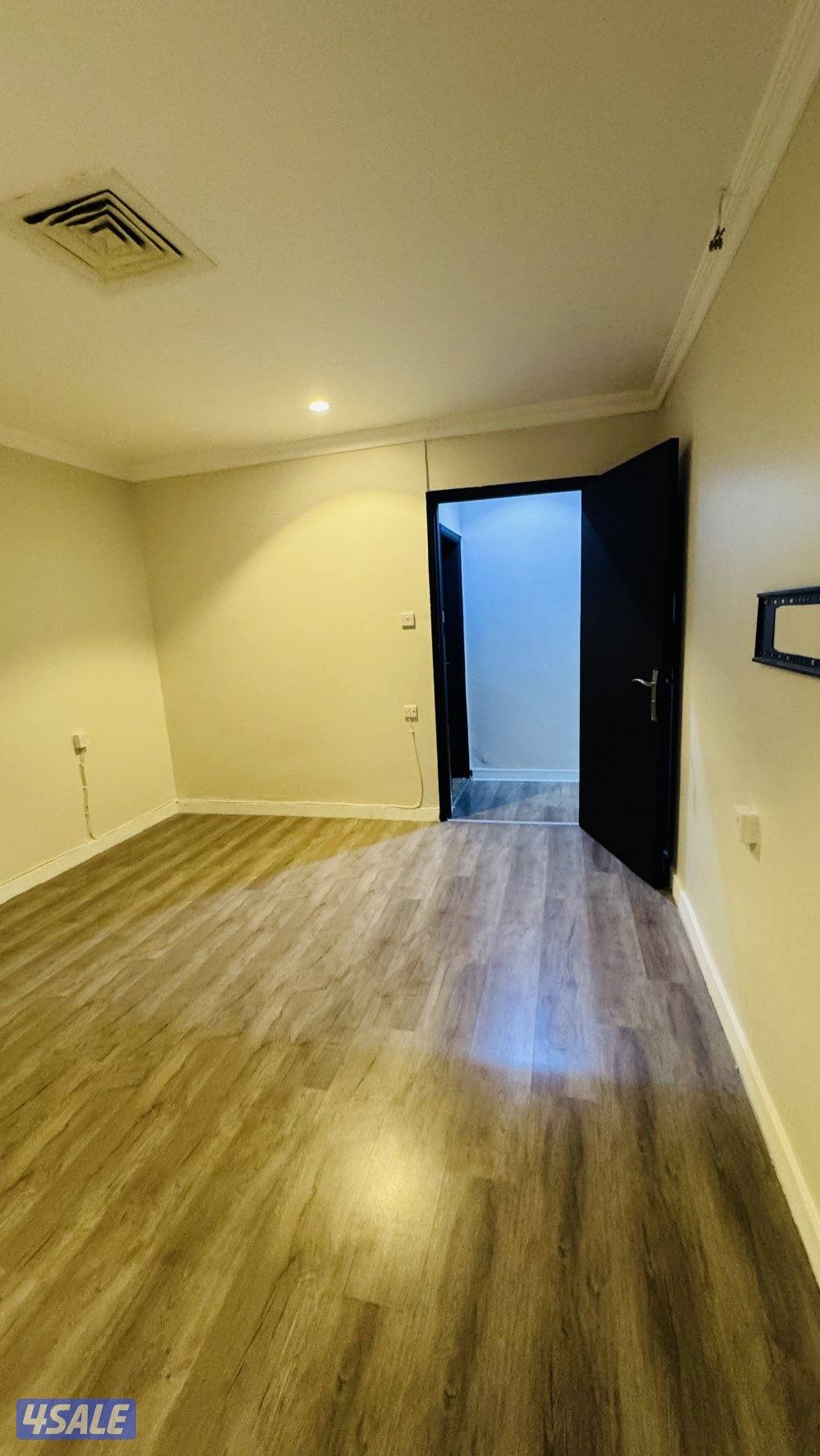 شقه في حولي غرفة وصالة وحمام ومطبخ مساحات كبيرة7