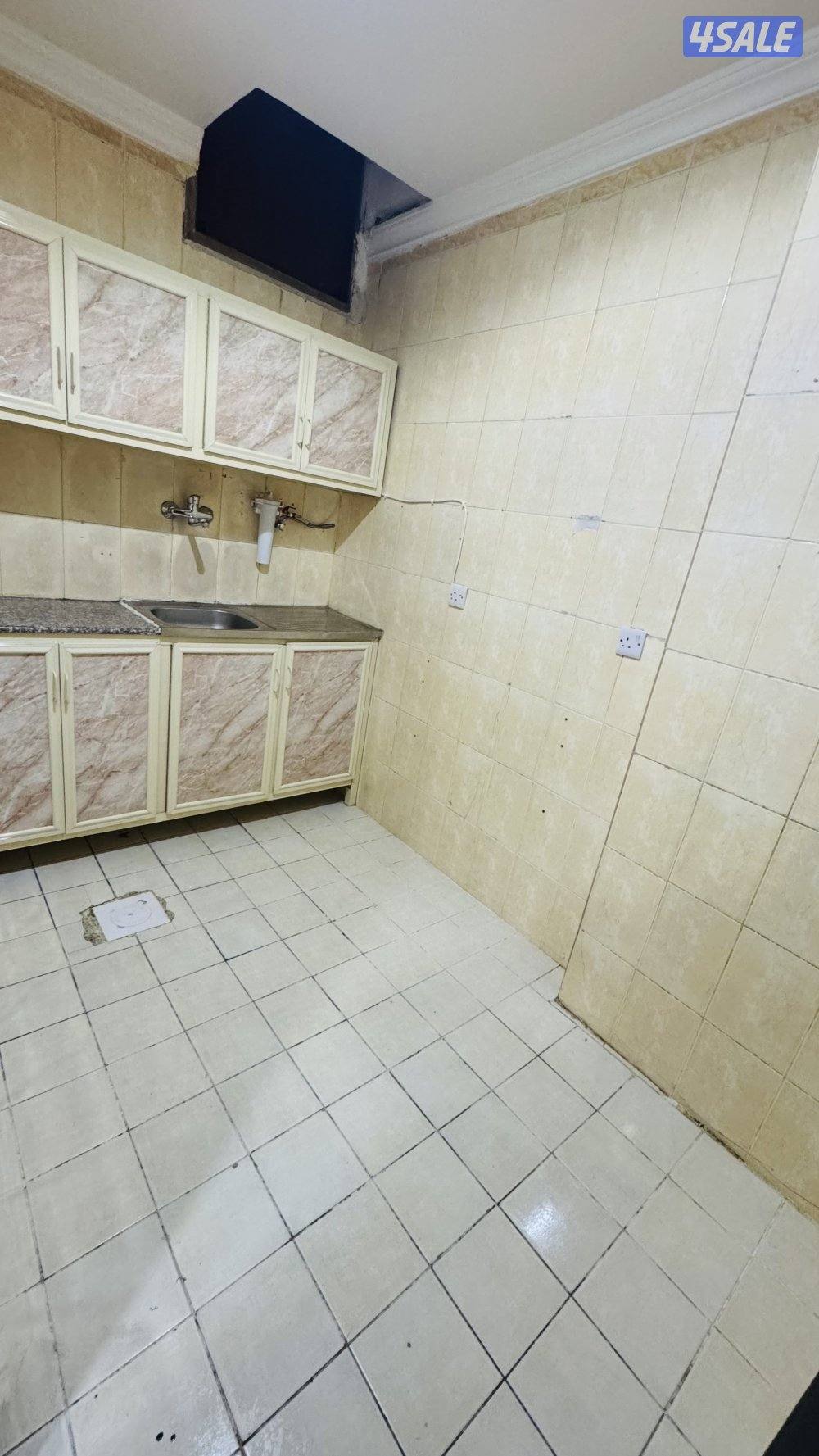 شقه في حولي غرفة وصالة وحمام ومطبخ مساحات كبيرة8