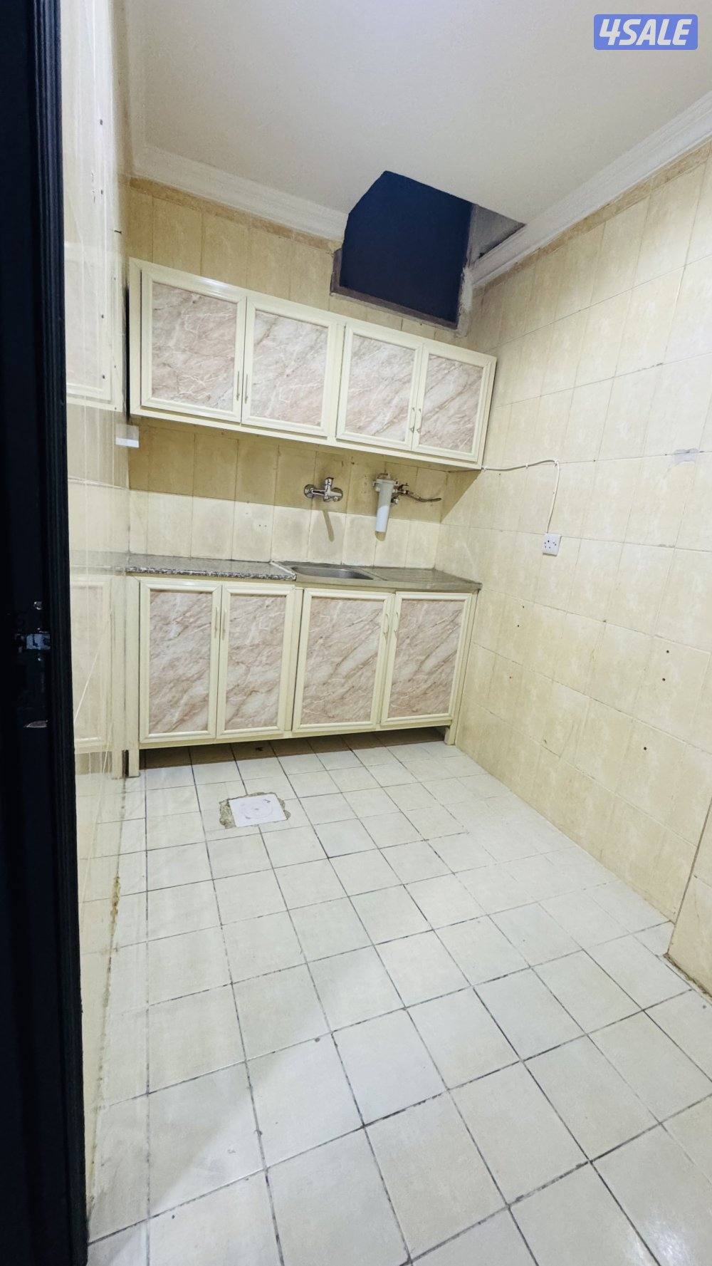 شقه في حولي غرفة وصالة وحمام ومطبخ مساحات كبيرة9