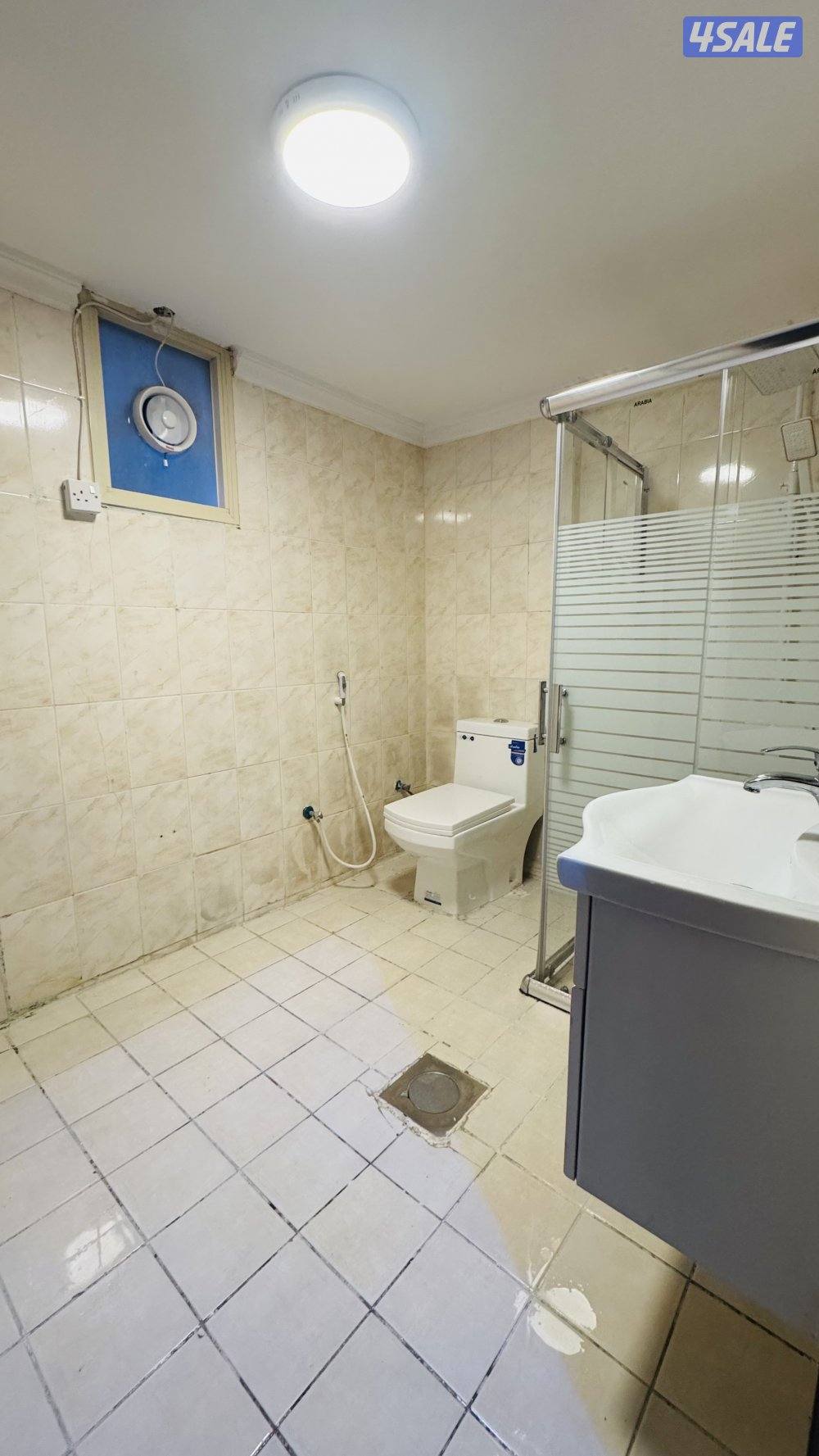 شقه في حولي غرفة وصالة وحمام ومطبخ مساحات كبيرة10