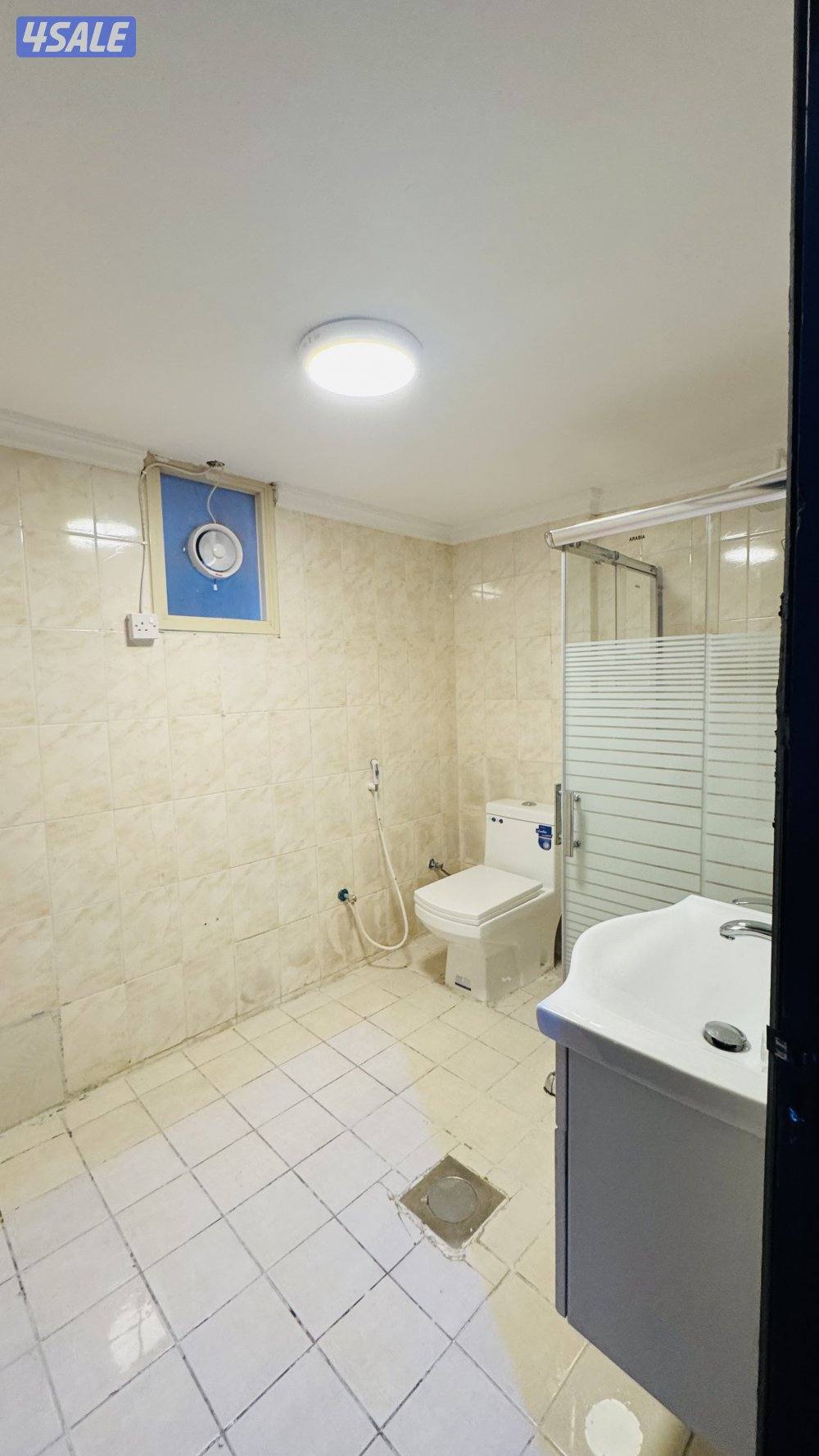 شقه في حولي غرفة وصالة وحمام ومطبخ مساحات كبيرة11