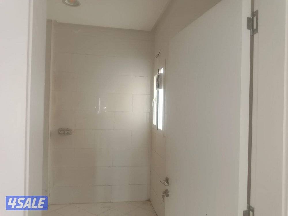 دور تجاري كامل للايجار مساحه 320 متر5