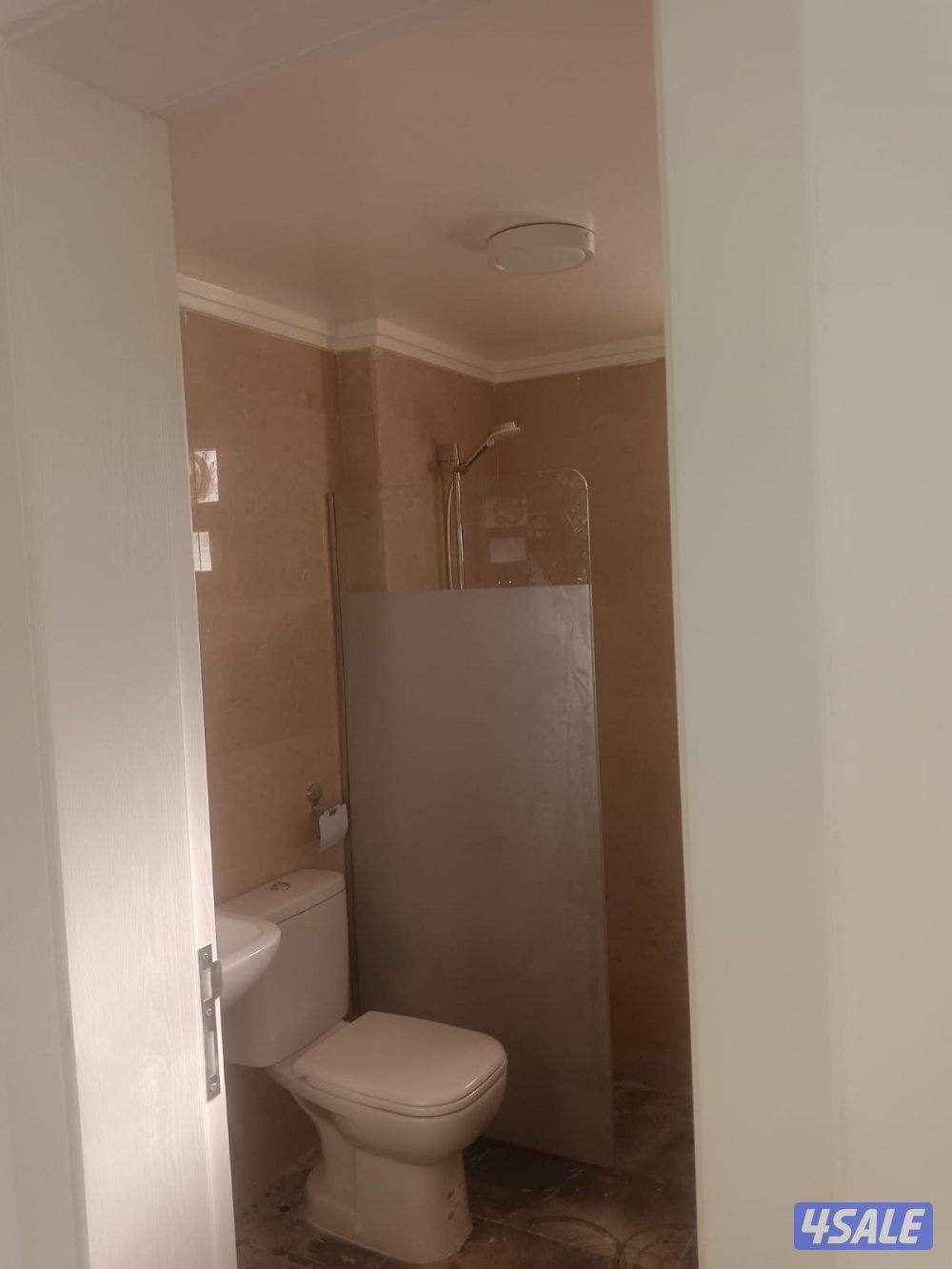 دور تجاري كامل للايجار مساحه 320 متر8