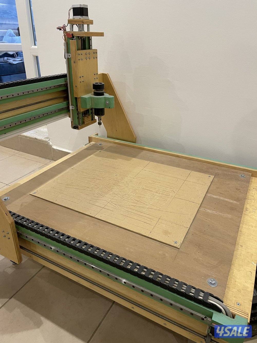 للبيع مكينه cnc لقطع الاخشاب والبلاستك والرسم0