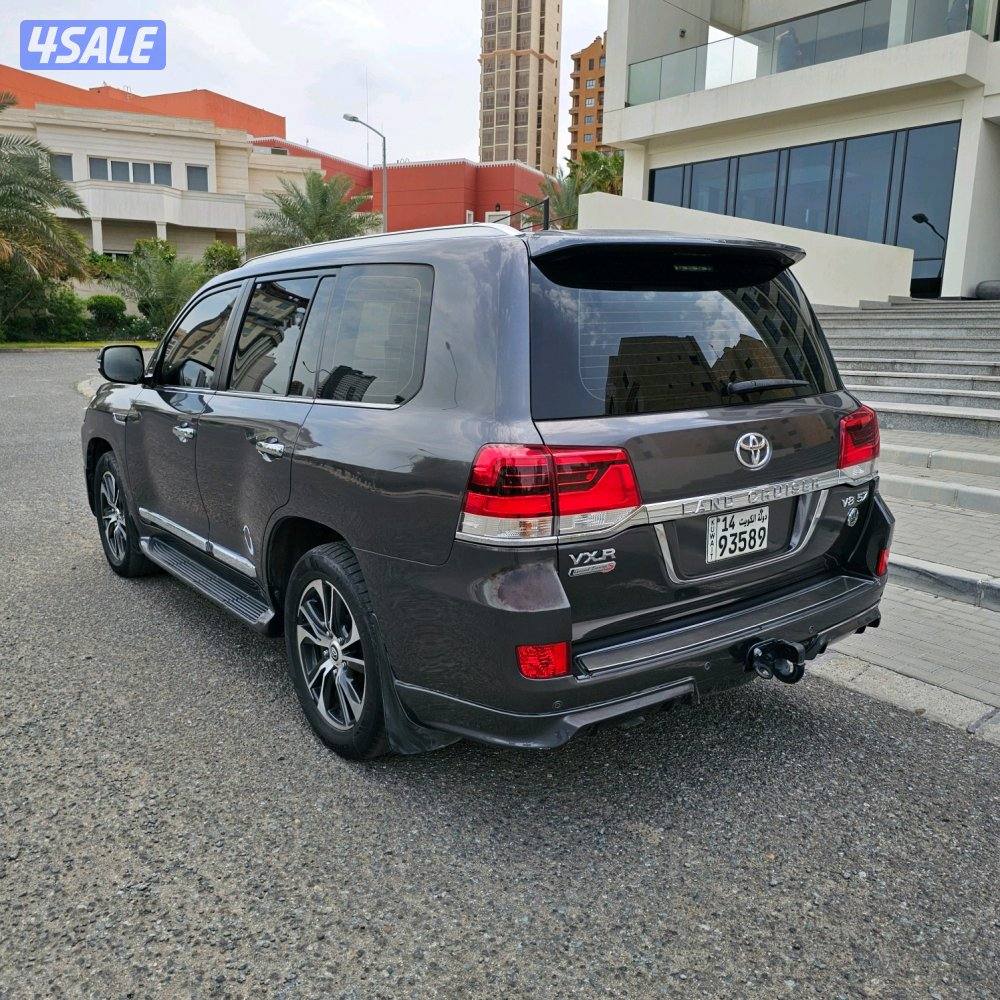 Toyota Land Cruiser VXR 2016 صبغ الوكالة4